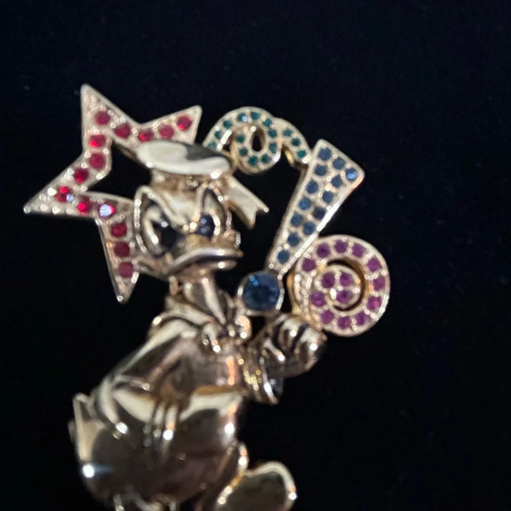 Vintage Disney and Napier Donald Duck go to pen brooch - Picture 4 of 5